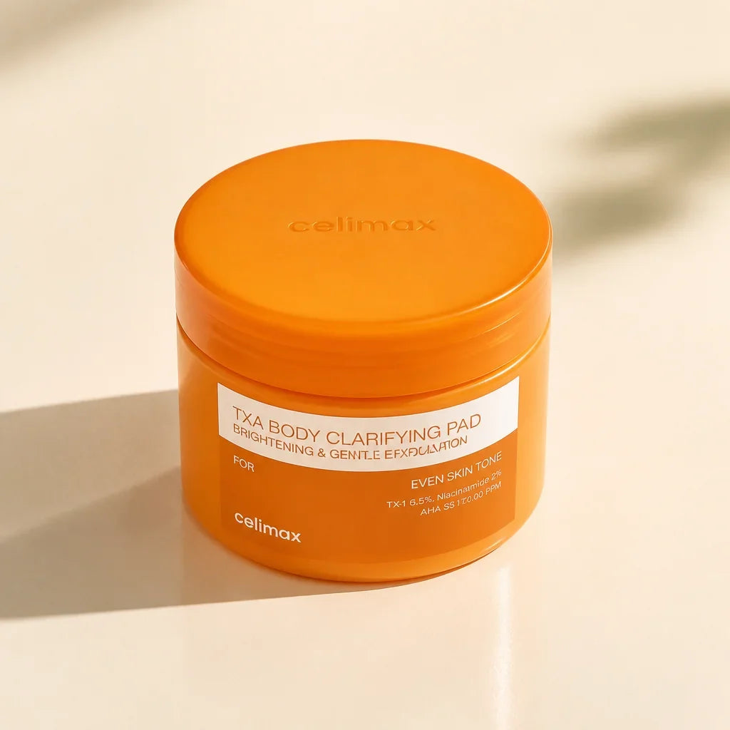 Pot Celimax TXA Body Clarifying Pad en plan éditorial sur fond neutre